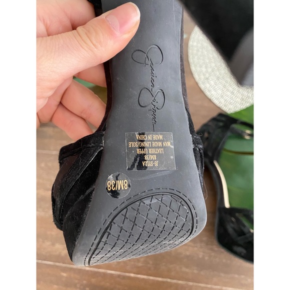 Cut out heel - Picture 3 of 3